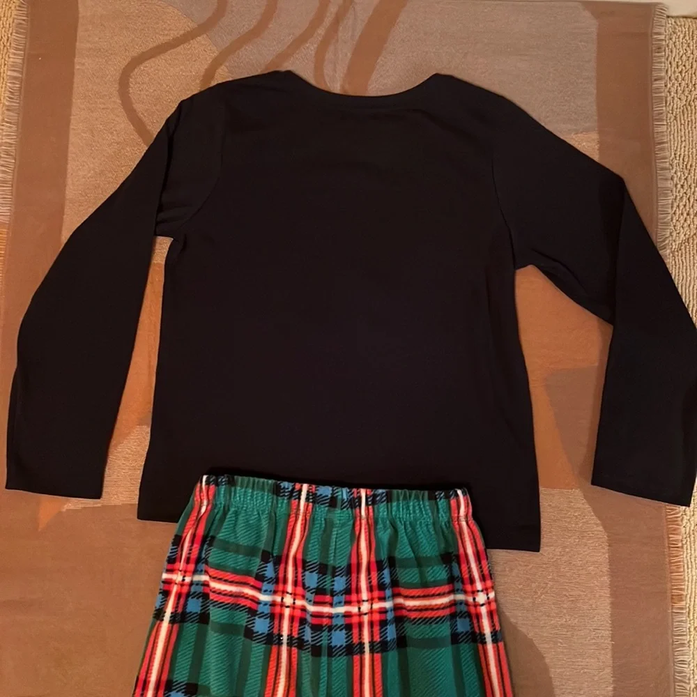 Like new! Oshkosh B’Gosh Christmas Rockin’ Santa /Plaid Boys Pajamas, (M)